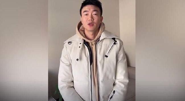 美女扒开尿孔让人捅